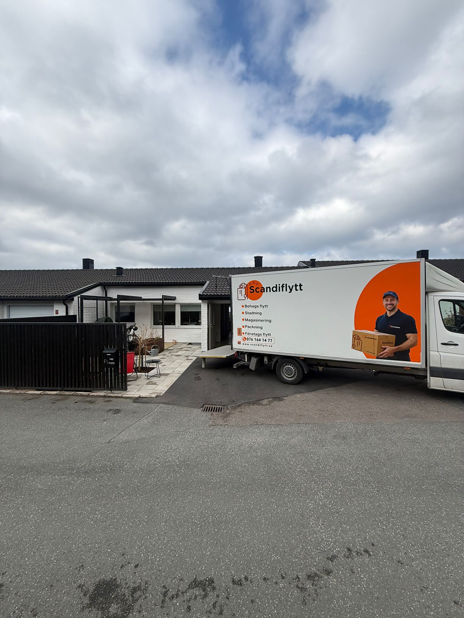 Medarbetare på scandiflytt hjälper kunden flytta
