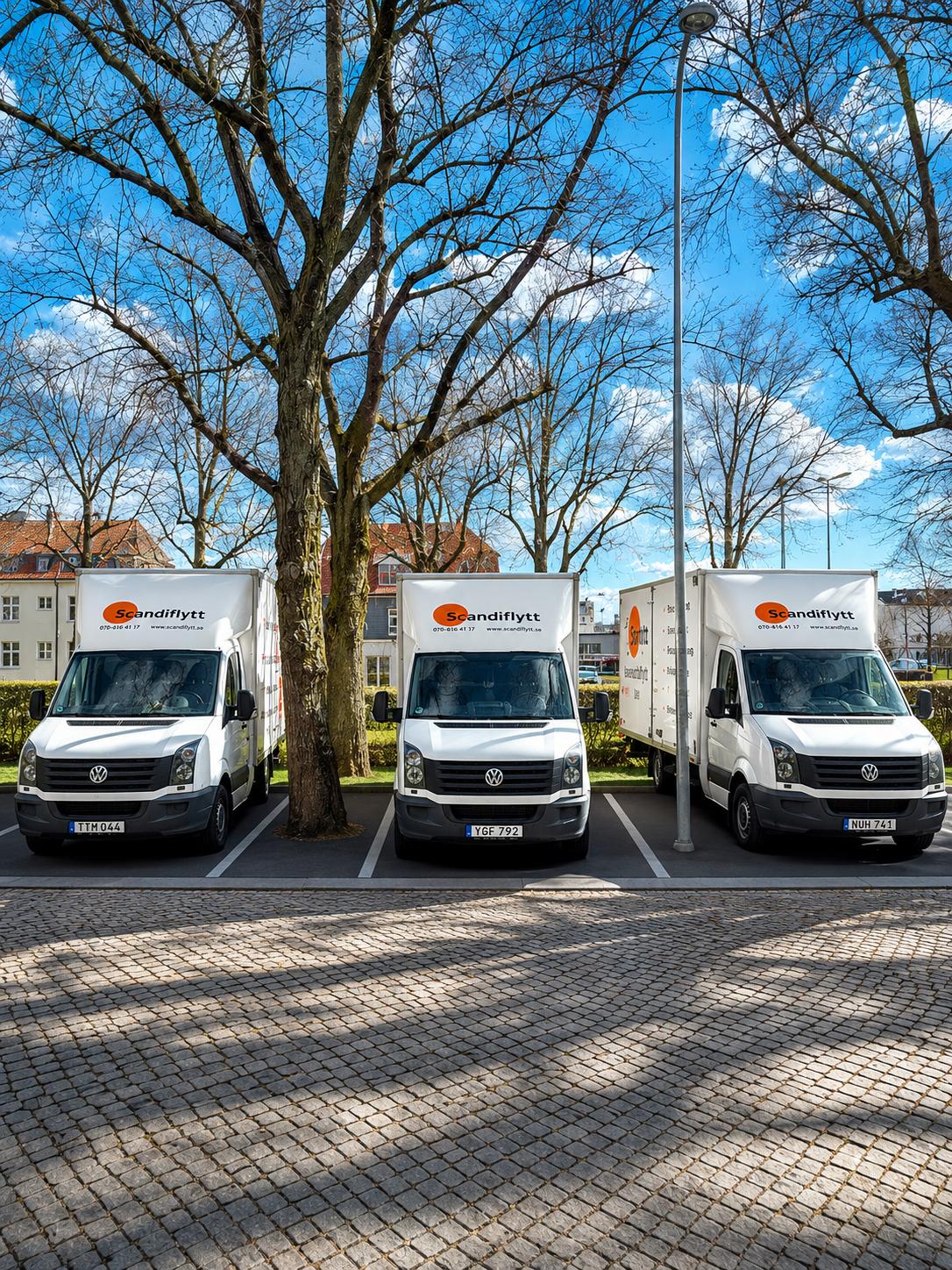 Flyttbilarna parkerade och väntar på nästa uppdrag - Scandiflytt